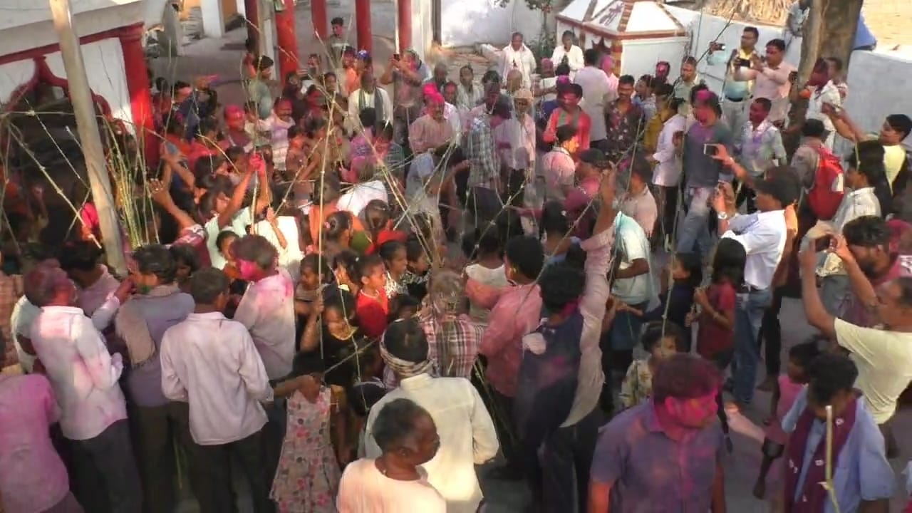 रंग पंचमी पर पंतोरा में अनोखी लट्ठमार होली, कुंवारी कन्याएं अभिमंत्रित बांस की छड़ियों से निभाती हैं सदियों पुरानी परंपरा
