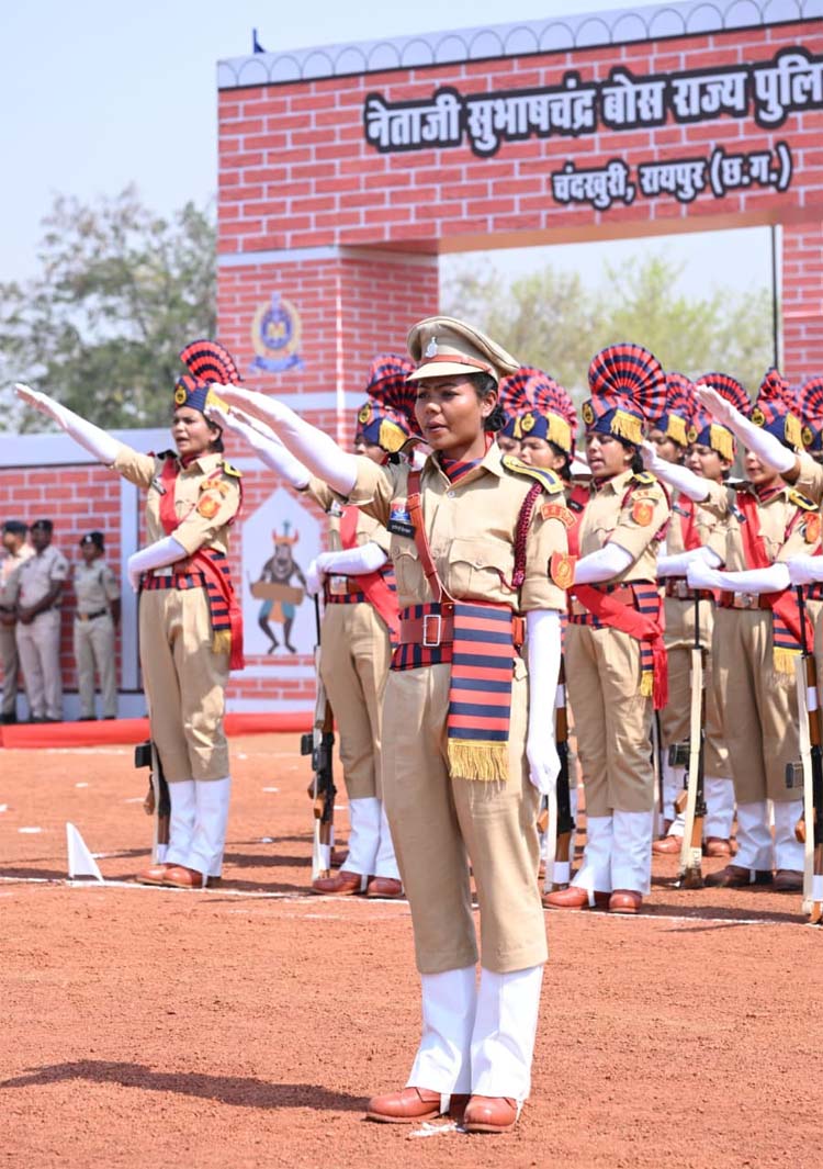 मुख्यमंत्री साय राज्य पुलिस अकादमी में आयोजित उप निरीक्षक संवर्ग के दीक्षांत समारोह में मुख्यमंत्री साय राज्य पुलिस अकादमी में आयोजित उप निरीक्षक संवर्ग के दीक्षांत समारोह में
