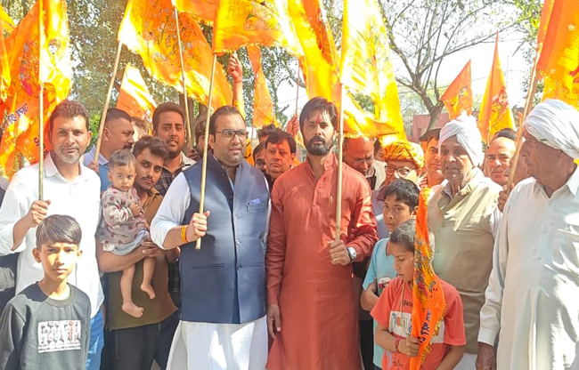 सोनीपत: गांव ठरु से शहजादपुर आते विराट हिंदू सम्मेलन की शोभा यात्रा मंे शामिल स्वयं सेवक