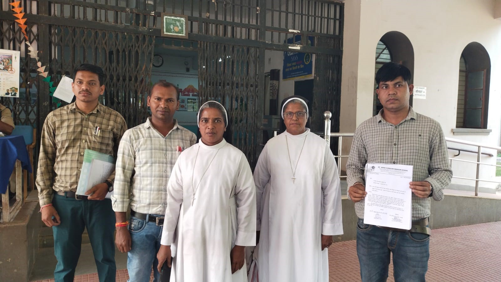 कलेक्ट्रेट कार्यालय में शिकायत करते हुए स्कूल प्रबंधन के पदाधिकारी व प्राचार्य।