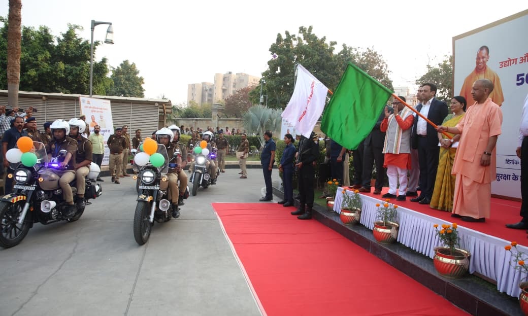 फोटो कैप्शन : लखनऊ में  मुख्यमंत्री योगी आदित्यनाथ  ने 50 QRT वाहनों को हरी झंडी दिखाकर रवाना किया।