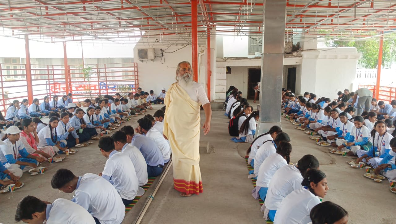 शिवरीनारायण में विद्यार्थियों ने किए भगवान के दर्शन, मठ में मिला जगन्नाथ प्रसाद शिवरीनारायण में विद्यार्थियों ने किए भगवान के दर्शन, मठ में मिला जगन्नाथ प्रसाद