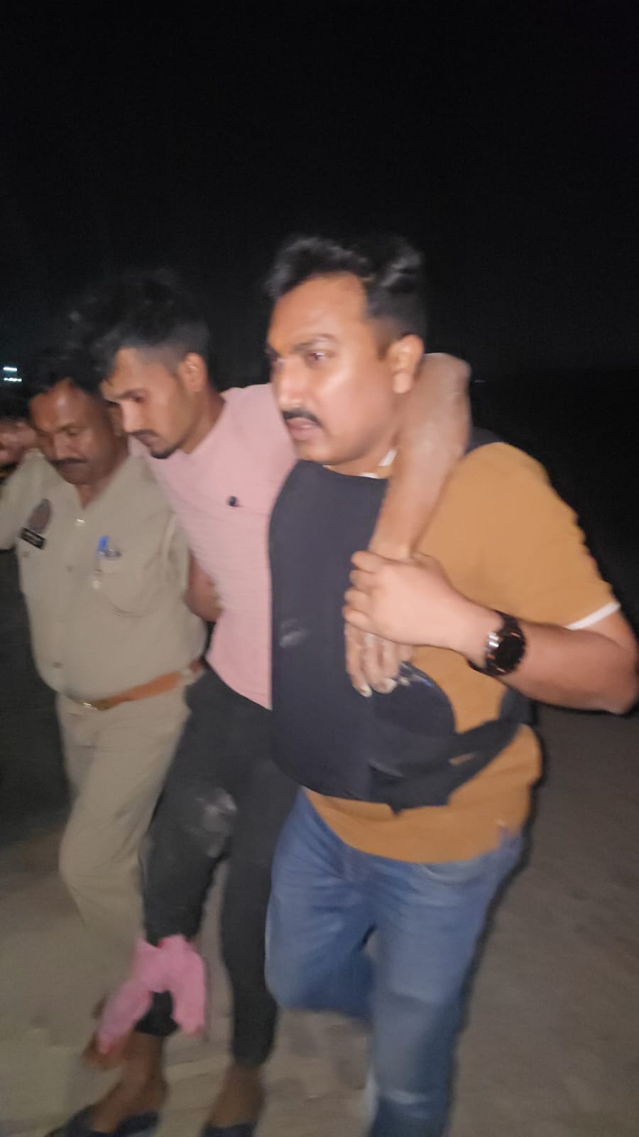 पुलिस मुठभेड़ में घायल आरोपी पुलिस अभिरक्षा में पुलिस मुठभेड़ में घायल आरोपी पुलिस अभिरक्षा में