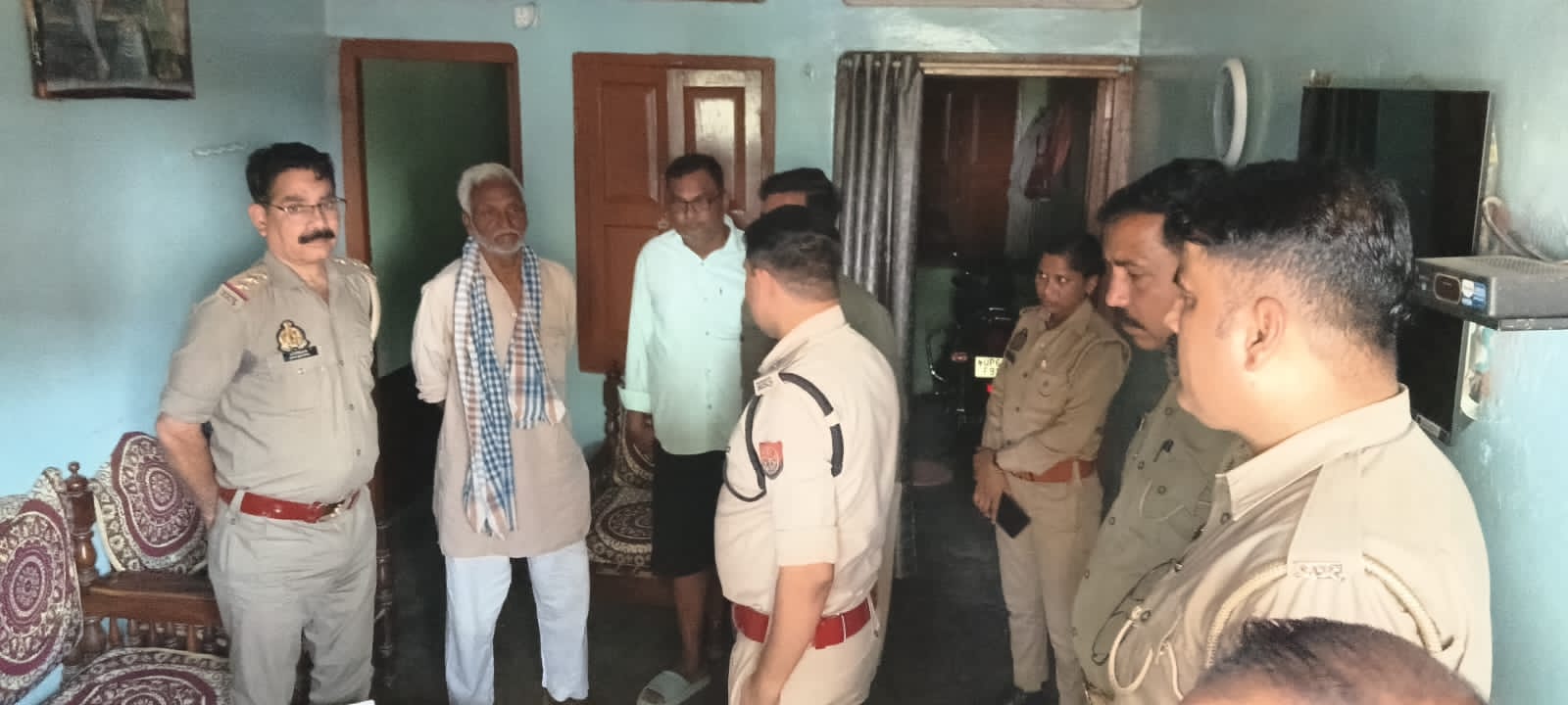 घटना स्थल पर पहुंची पुलिस परिजनों से पूछताछ करते हुए