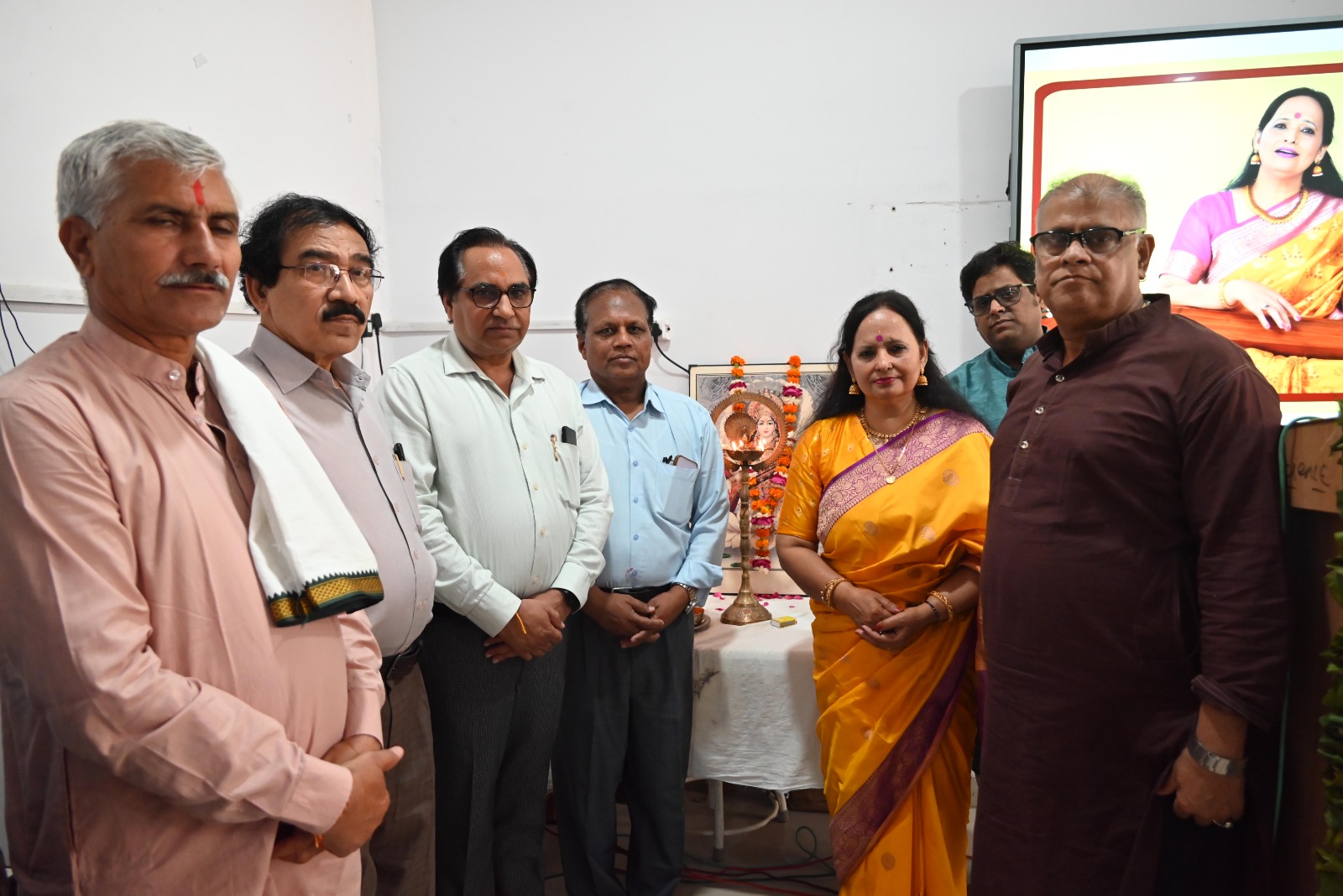 कार्यक्रम के शुभारंभ अवसर पर जिपंअ अध्यक्ष प्रतिनिधि साथ है गायिका सुनंदा शर्मा, विवि के कुलपति, कुलसचिव,