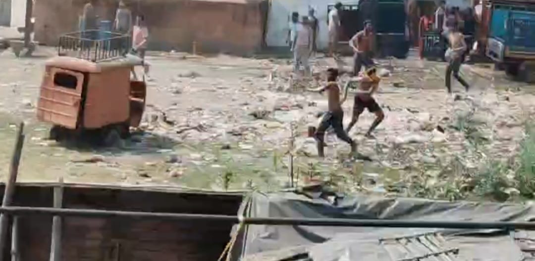 पत्थरबाजी तथा कथित फायरिंग करते हुए असामाजिक तत्व 0