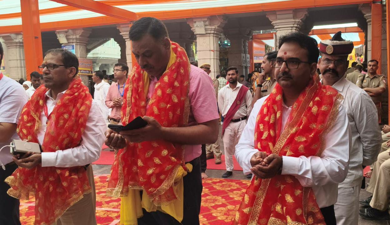 मां विंध्यवसिनी मंदिर के कौरवी तरफ गेट नौ दिवसीय दुर्गा सप्तसती पाठ का शुभारंभ करते जिलाधिकारी पवन कुमार गंगावर व अन्य।