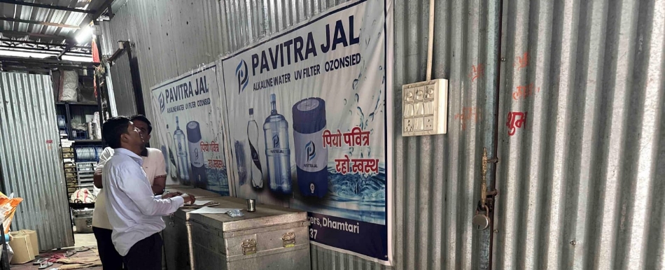 पवित्र जल पर कार्रवाई करते हुए खाद्य सुरक्षा अधिकारी फनेश्वर पिथौरा।