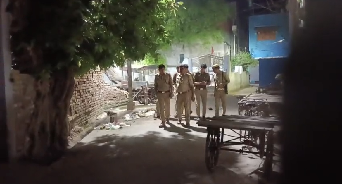 मठ की चौकी इलाके में दो समुदायों के बीच हुए विवाद के बाद मौके पर पहुंची पुलिस, हालात को संभालते हुए।