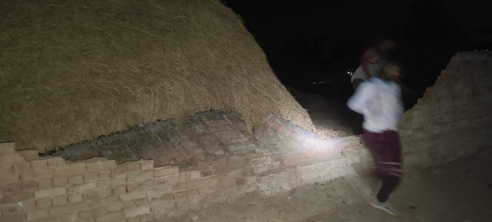 ग्रमीणों के घरों की बाउंड्री वॉल तोडी 2