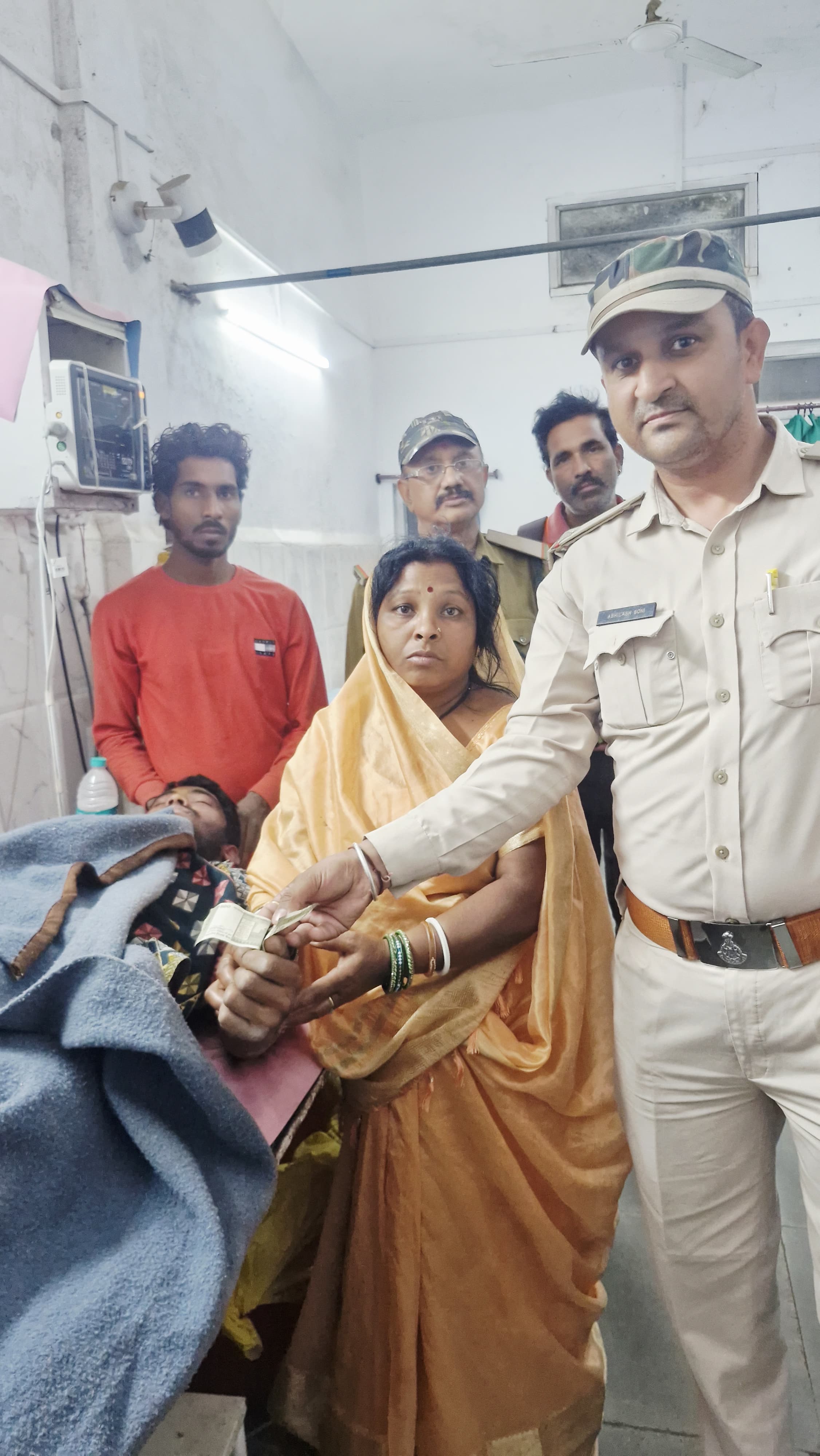 युवक काे तात्कालिक सहायता राशि प्रदान करते