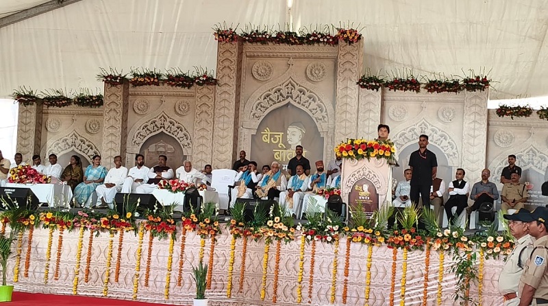 चंदेरी में बैजू बावरा संगीत समारोह को संबोधित करते हुए सिंधिया चंदेरी में बैजू बावरा संगीत समारोह को संबोधित करते हुए सिंधिया