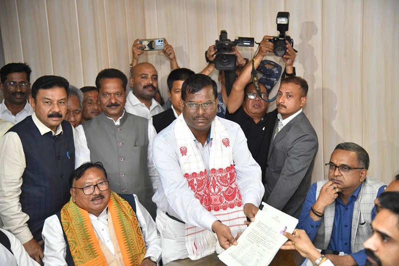 অসমঃ ৰাজ্যসভাৰ প্ৰাৰ্থীৰ মনোনয়ন পত্ৰ দাখিল কৰি থকা টেৰেছ গ্ৱালাই