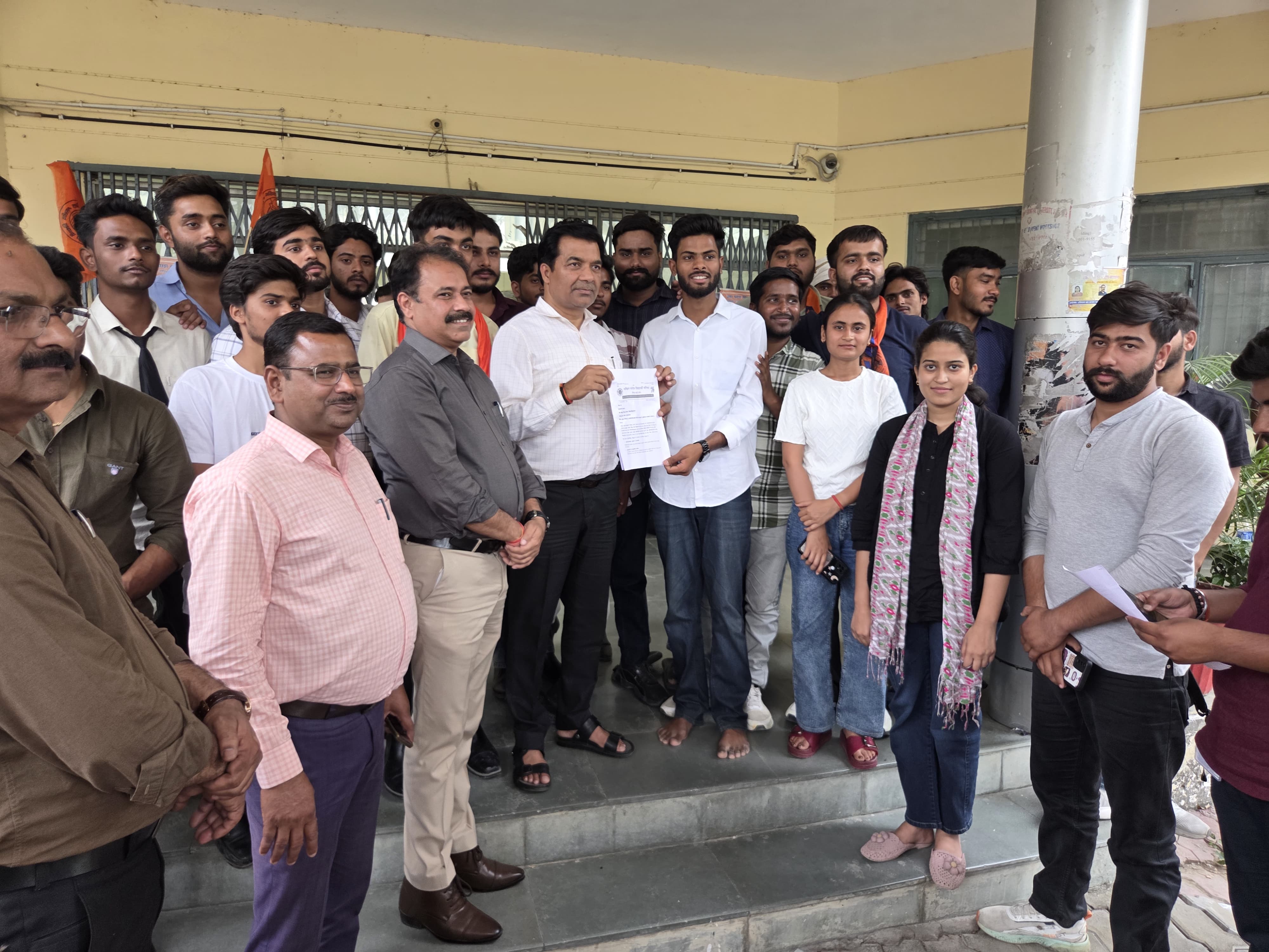 छात्रों द्वारा पूर्वांचल विश्वविद्यालय परिसर में प्रदर्शन कर कुल सचिव केश लाल को ज्ञापन सौंपते हुए छात्रों द्वारा पूर्वांचल विश्वविद्यालय परिसर में प्रदर्शन कर कुल सचिव केश लाल को ज्ञापन सौंपते हुए