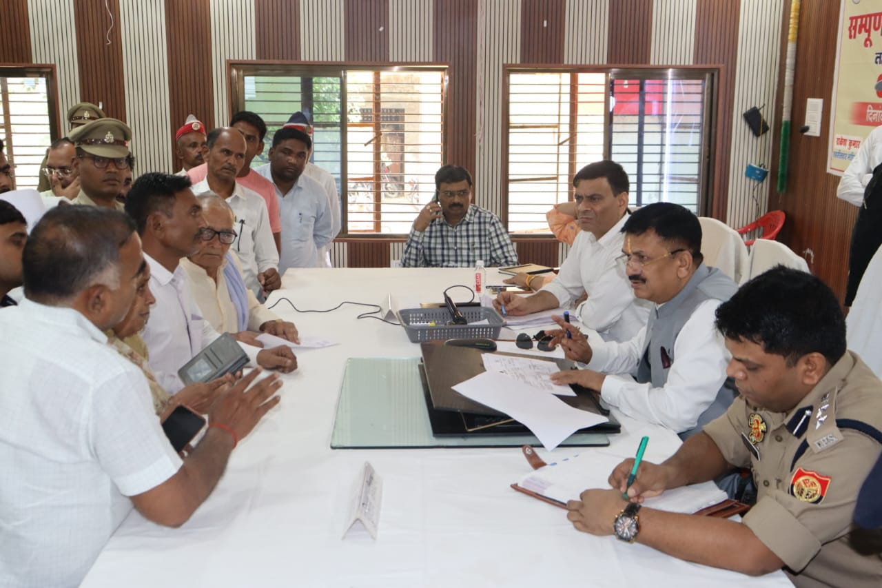 मडियाहूं में आयोजित तहसील दिवस पर फरियादियों की बात सुनते हुए जिलाधिकारी डॉ दिनेश चंद्र सिंह और पुलिस अधीक्षक कुंवर अनुपम सिंह