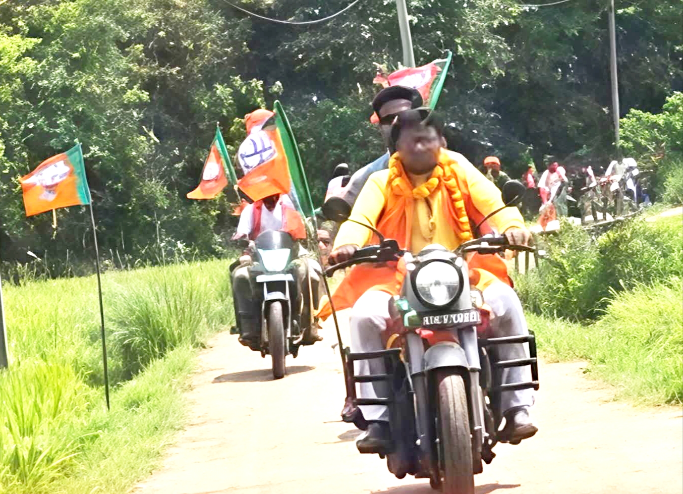 बुलेट और ट्रैक्टर पर सवार होकर प्रचार करते हुए भाजपा प्रत्याशी बुलेट और ट्रैक्टर पर सवार होकर प्रचार करते हुए भाजपा प्रत्याशी