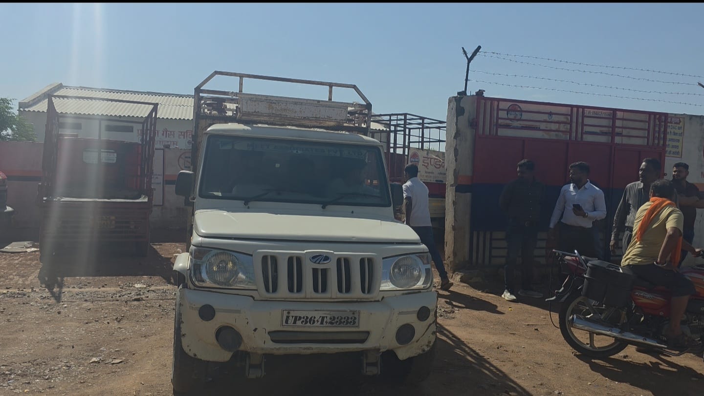 एलपीजी शिफ्ट करती हुई गाड़ी