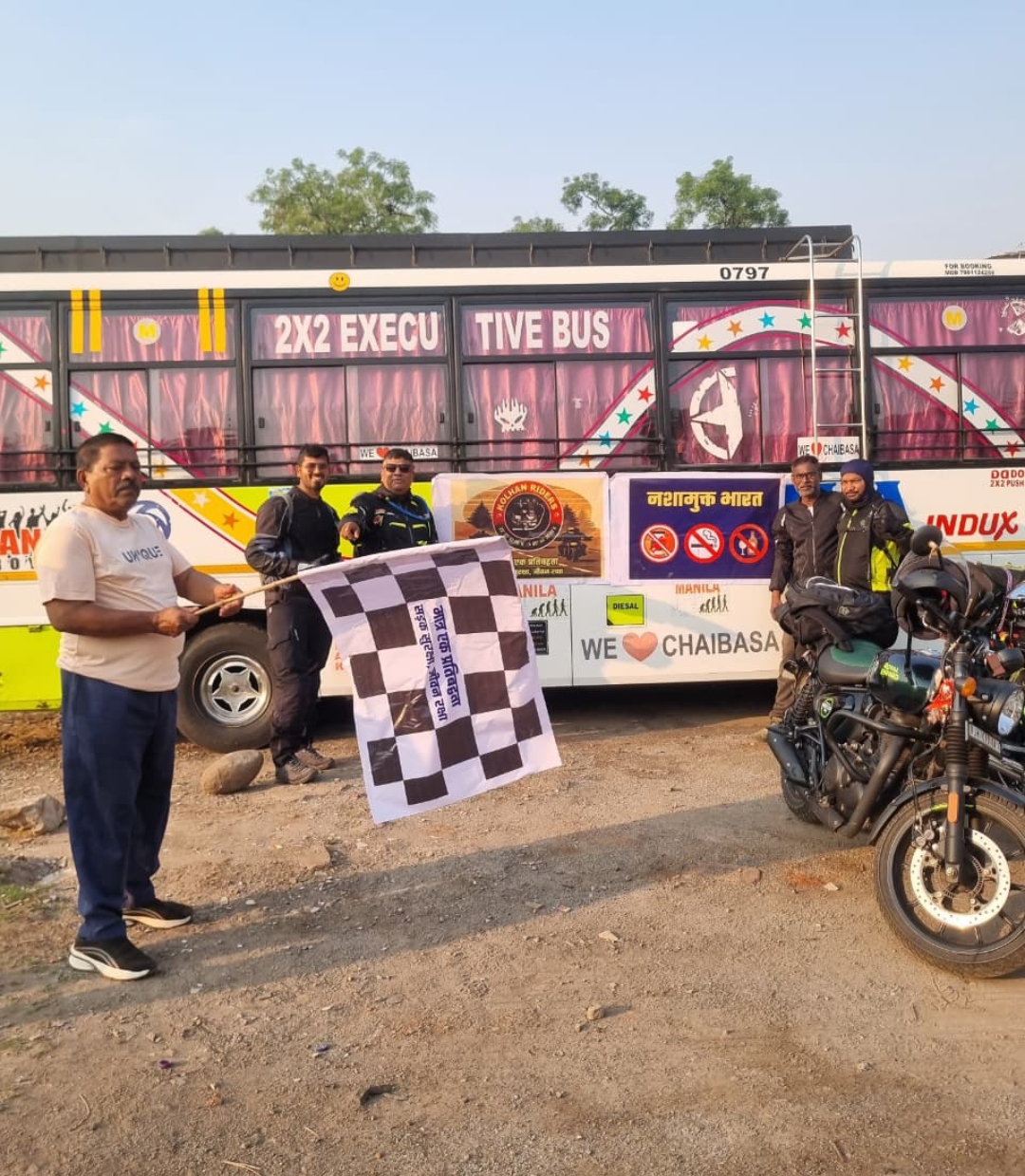 कोल्हान राइडर्स क्लब के सदस्यों को झंडा दिखाते मो.बारी