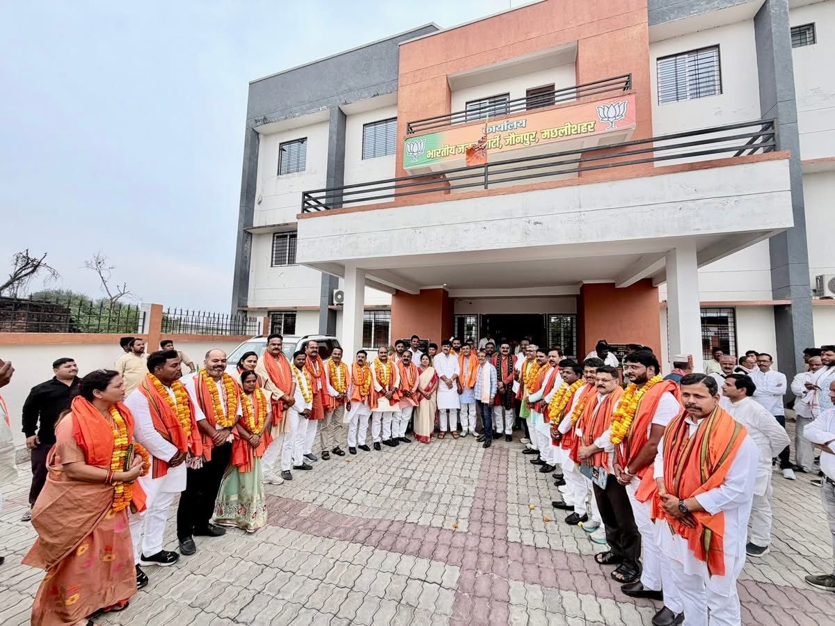 बीजेपी की बैठक में उपस्थित विधायक मंत्री और अन्य पदाधिकारी बीजेपी की बैठक में उपस्थित विधायक मंत्री और अन्य पदाधिकारी