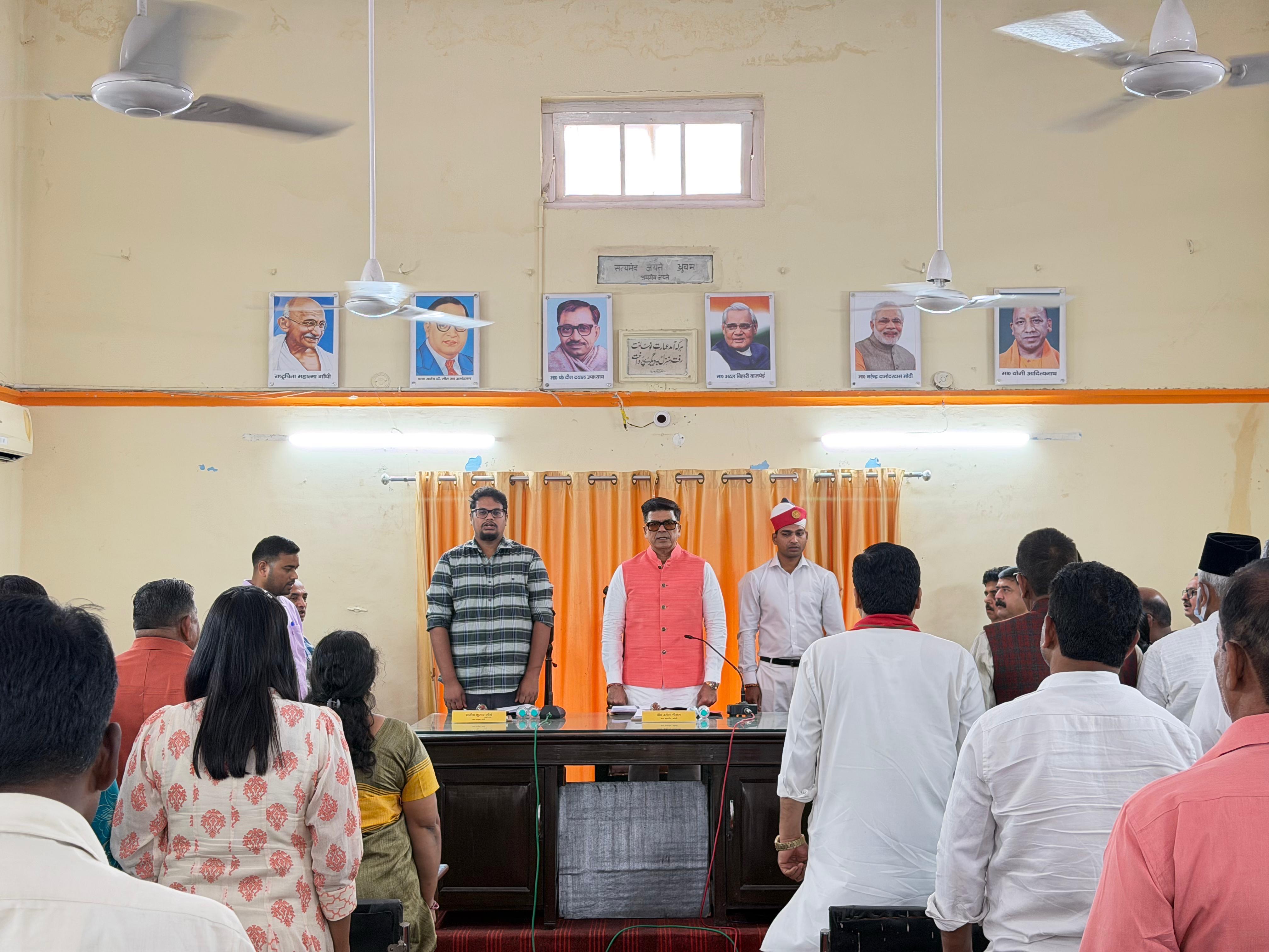 नगर निगम बोर्ड बैठक में 1090 करोड़ का बजट सर्वसम्मति से पास करते महापौर डॉ. उमेश गौतम व अन्य अधिकारी।