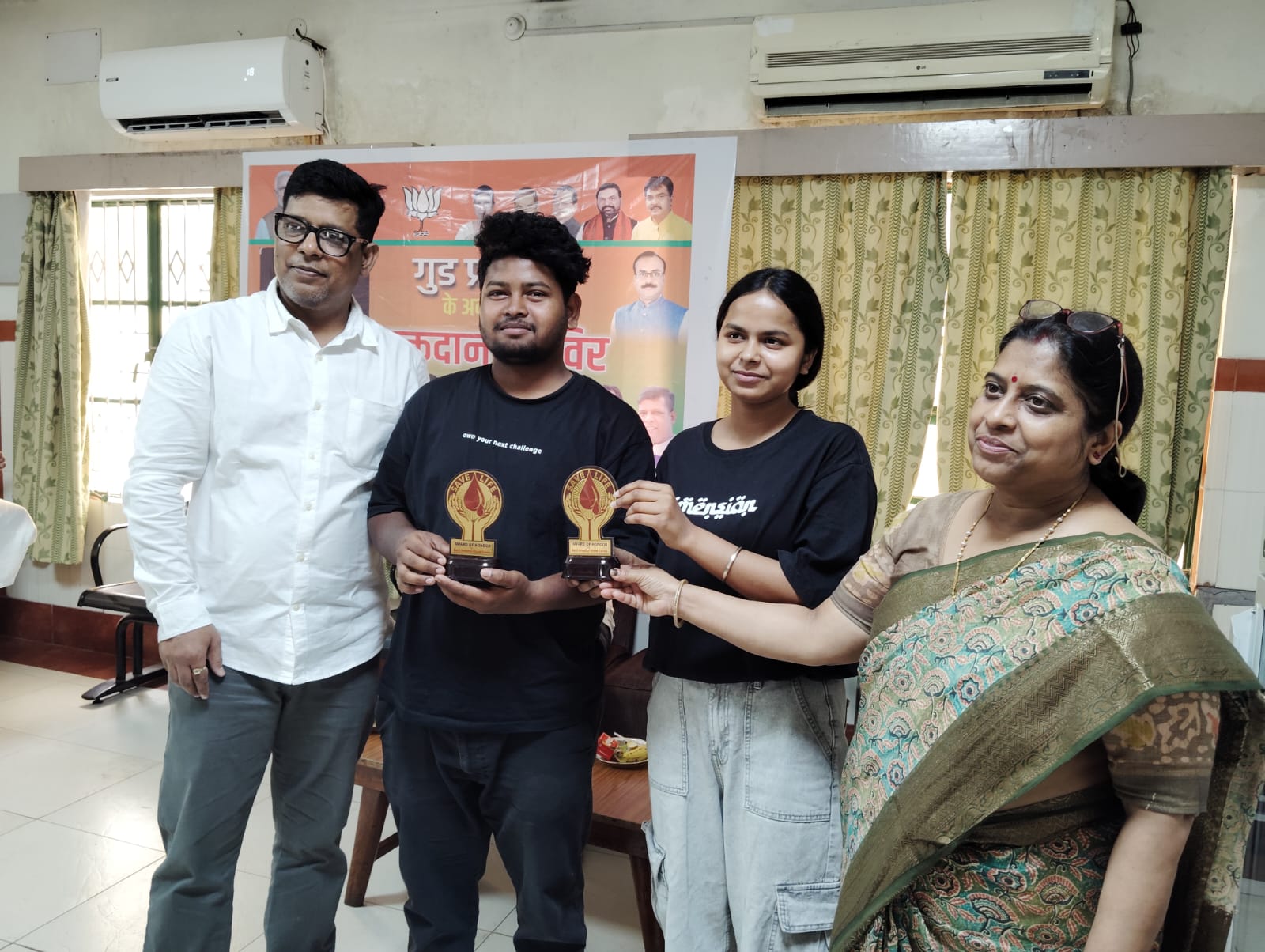 पहली बार रक्तदान करने वाले युवाओं काे सम्मानित करते राजन क्लेमेंट साह एवं बल्ड बैंक इंचार्ज डाॅ. रीना।