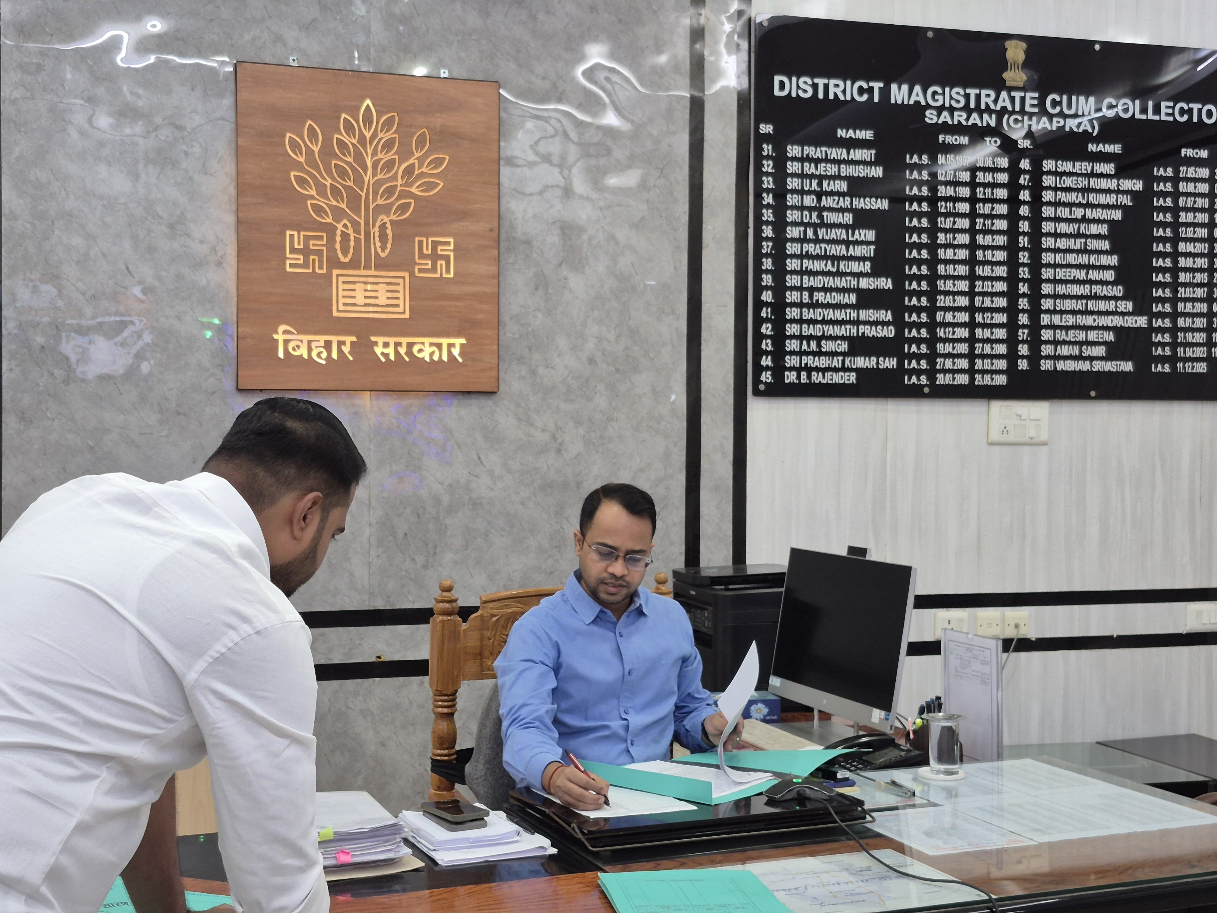 जनता के दरबार में जिलाधिकारी ने सुनीं 81 फरियादियों की समस्याएँ