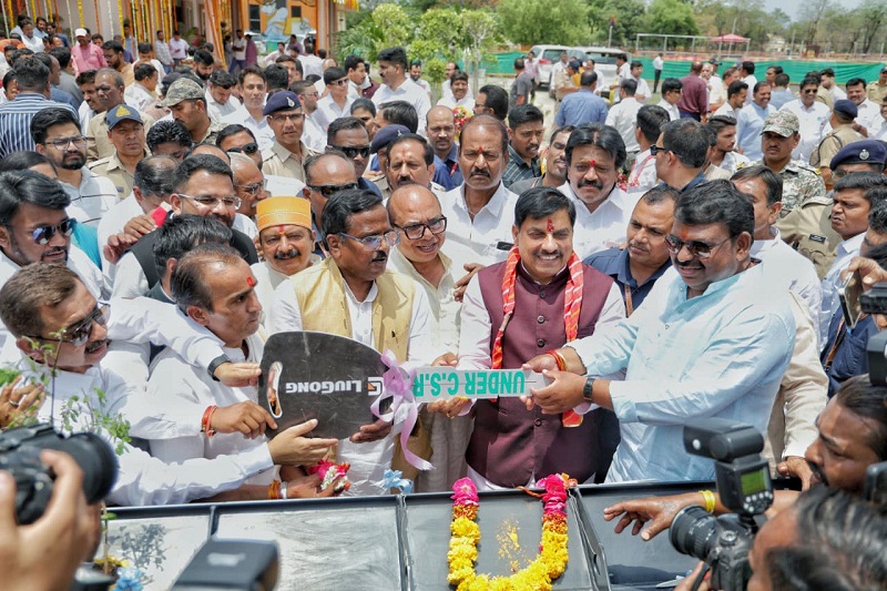 नगर निगम को 2.25 करोड़ रुपये की लागत की इलेक्ट्रिक व्हील लोडर मशीन की चाबी प्रदान की