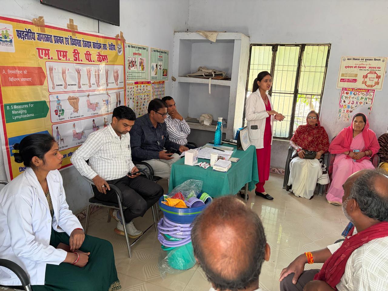 फोटो जानकारी देते चिकित्सक और उपस्थित लोग