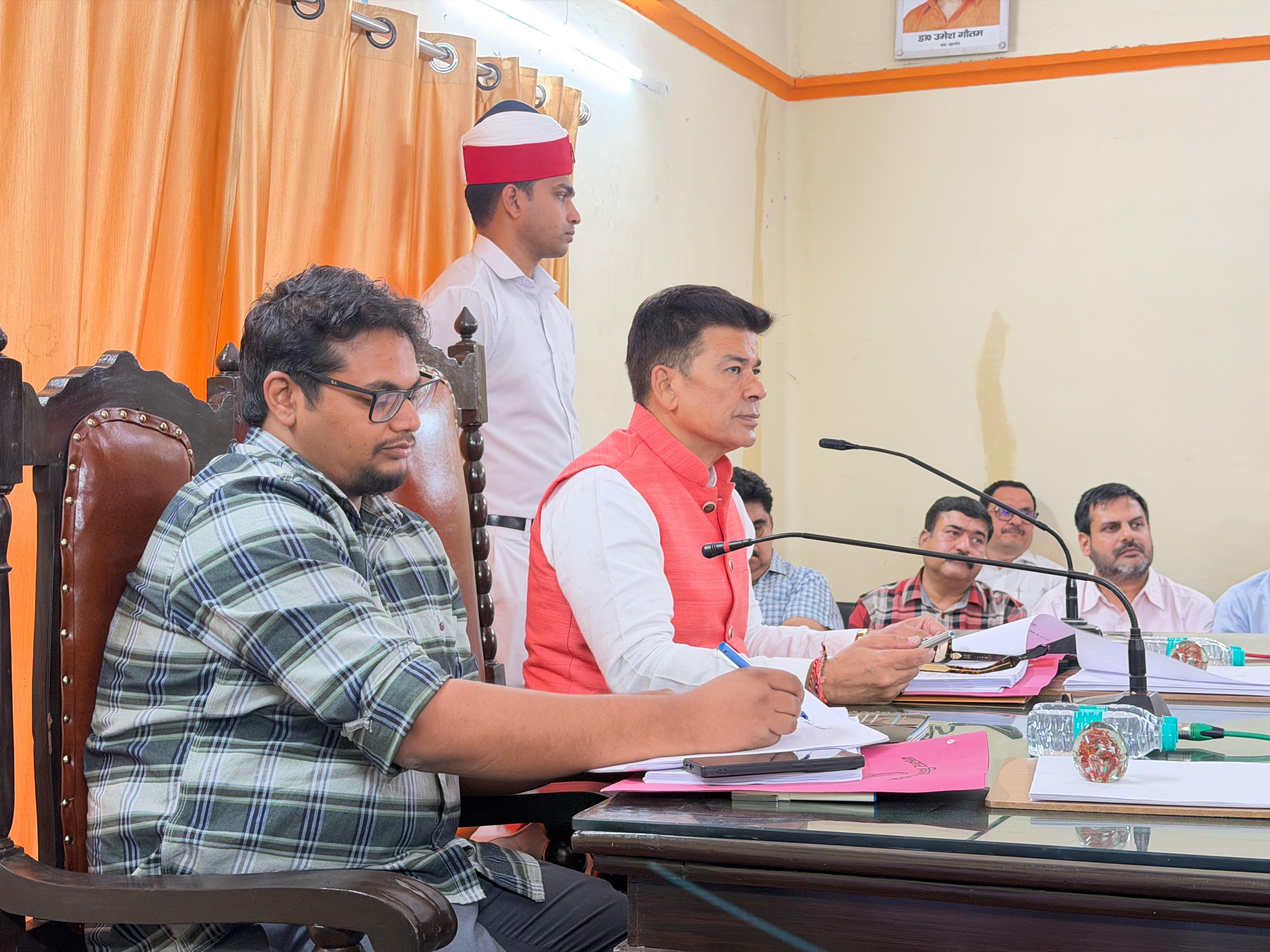 नगर निगम बोर्ड बैठक में 1090 करोड़ का बजट सर्वसम्मति से पास करते महापौर डॉ. उमेश गौतम व अन्य अधिकारी।