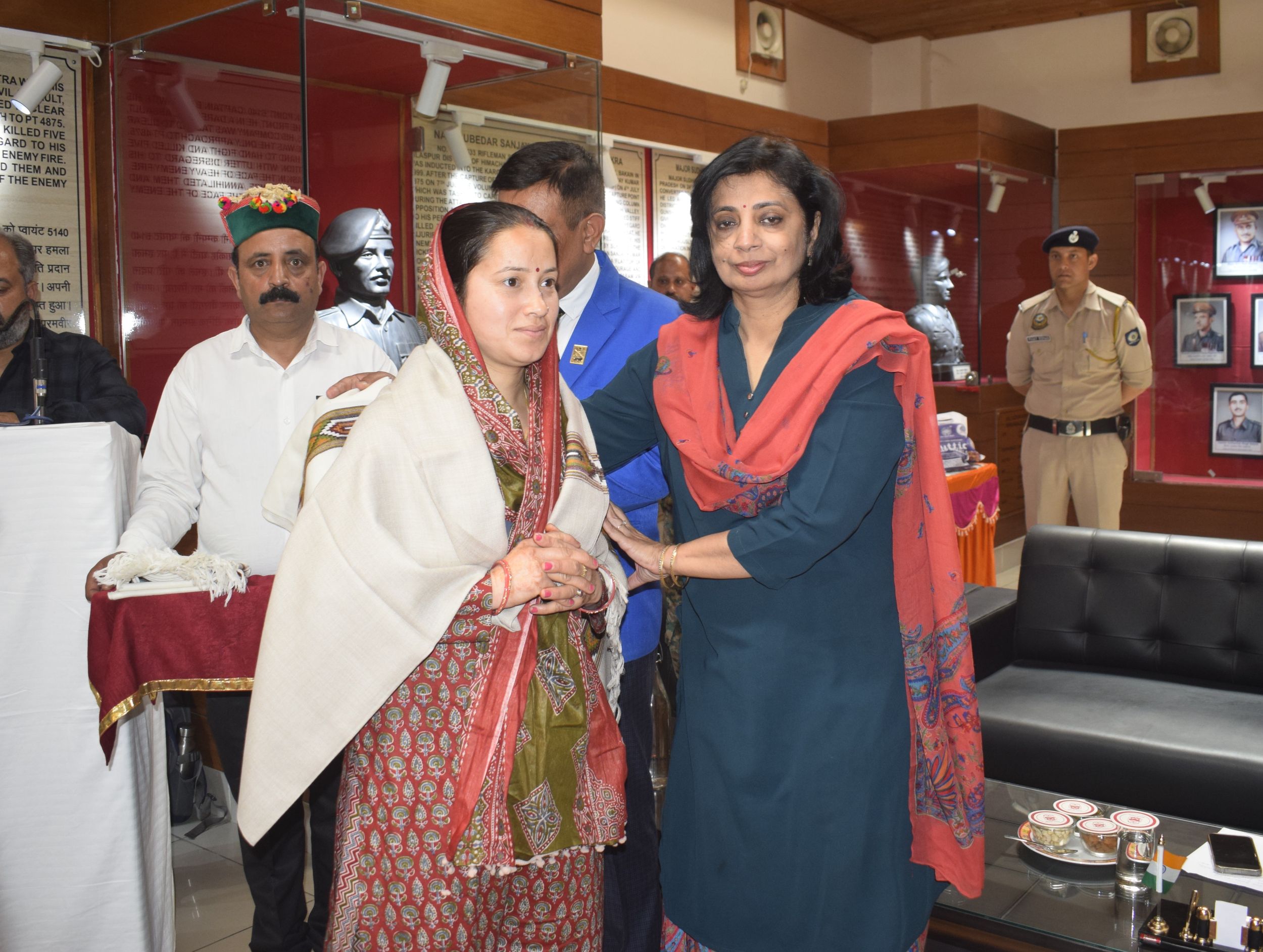 धर्मशाला में आयोजित कार्यक्रम में वीर नारियों को सम्मानित करते हुए मुख्यातिथि।