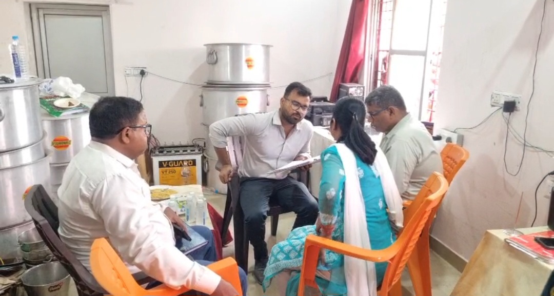 छापेमारी करती हुई पूर्ति विभाग टीम