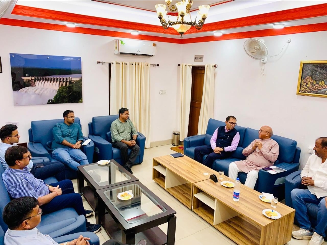 विधायक सरयू राय के साथ बैठक करते डीआरएम विधायक सरयू राय के साथ बैठक करते डीआरएम