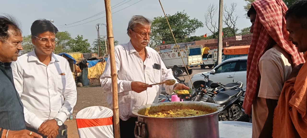 सेवा कार्य में जुटे लोग