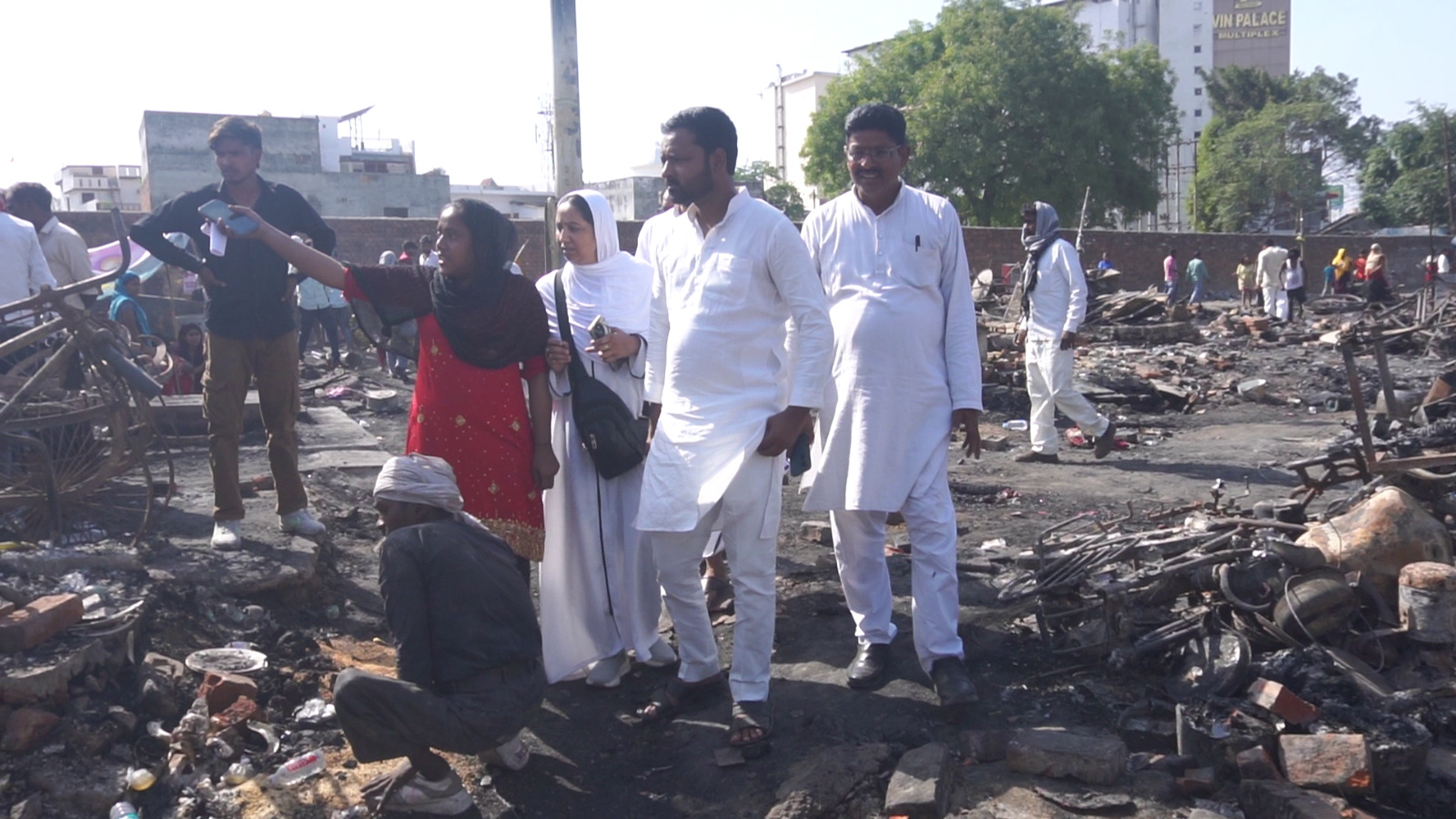 आम आदमी पार्टी का प्रतिनिधिमंडल विकास नगर अग्निकांड की जानकारी लेने मौके पर पहुंचा।