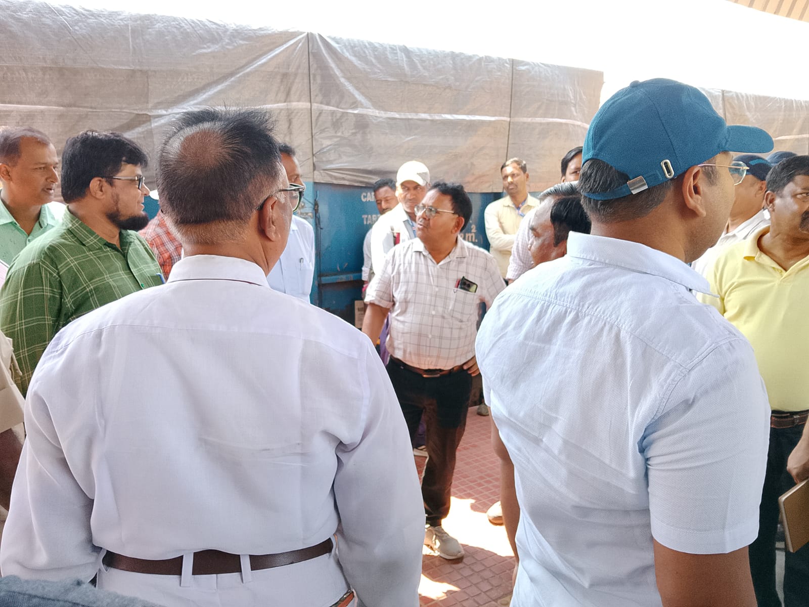 खड़गपुर मंडल एडीआरएम स्टेशन निरीक्षण करते हुए खड़गपुर मंडल एडीआरएम स्टेशन निरीक्षण करते हुए