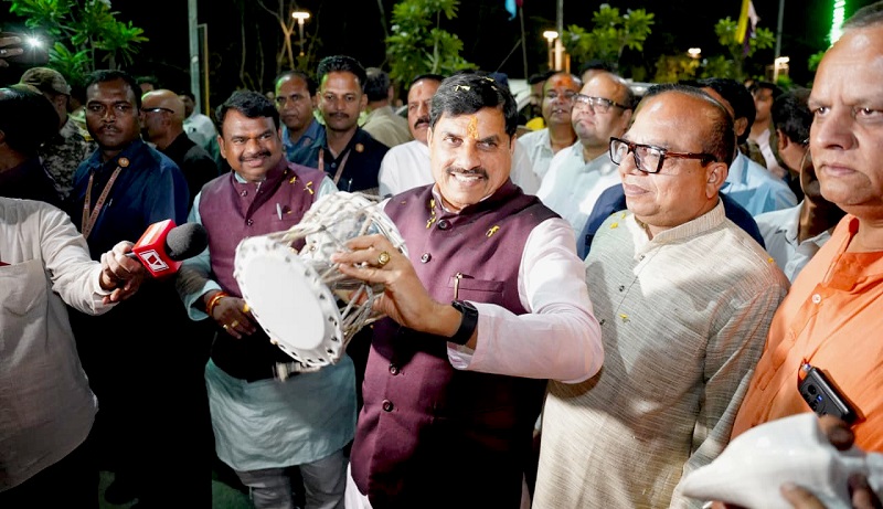 मुख्यमंत्री डॉ. यादव ने डमरु वादन किया