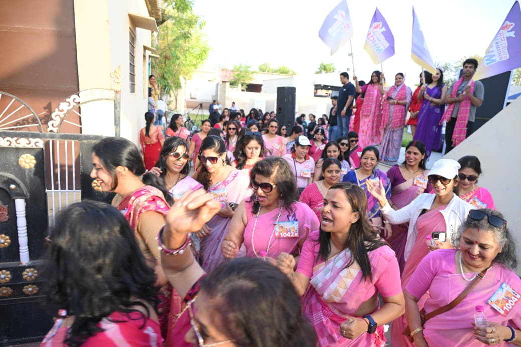 जयपुर की सड़कों पर साड़ी में महिलाओं ने लगाई दौड़
