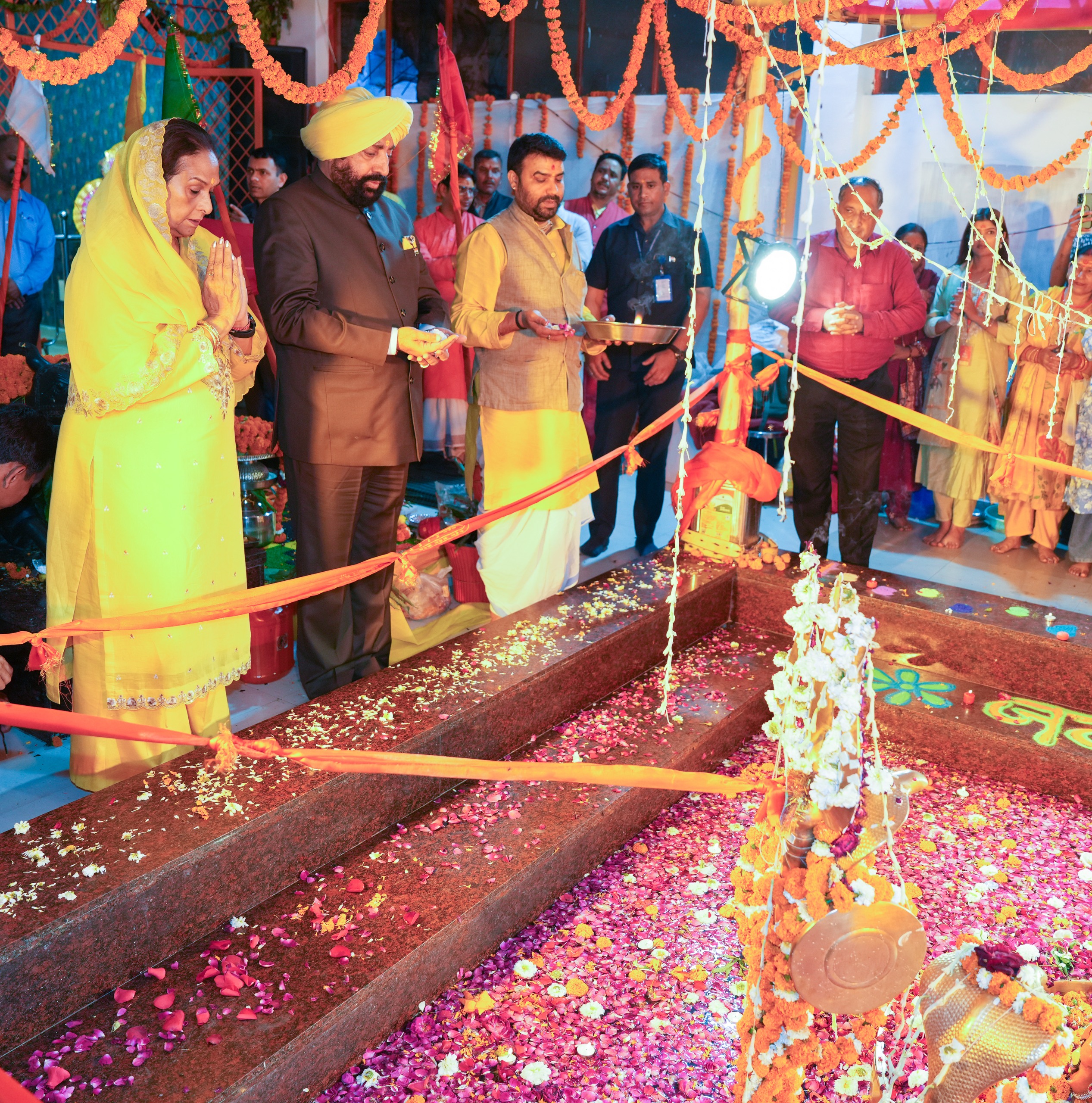 हनुमान जन्मोत्सव के अवसर पर राज्यपाल लेफ्टिनेंट जनरल गुरमीत सिंह (सेनि) एवं प्रथम महिला गुरमीत कौर मंदिर में भगवान के समक्ष श्रद्धापूर्वक पूजा-अर्चना करते हुए।