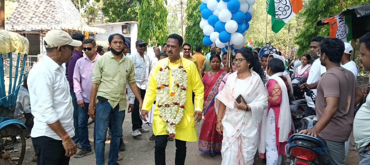 प्रदीप सरकार प्रचार करते हुए प्रदीप सरकार प्रचार करते हुए