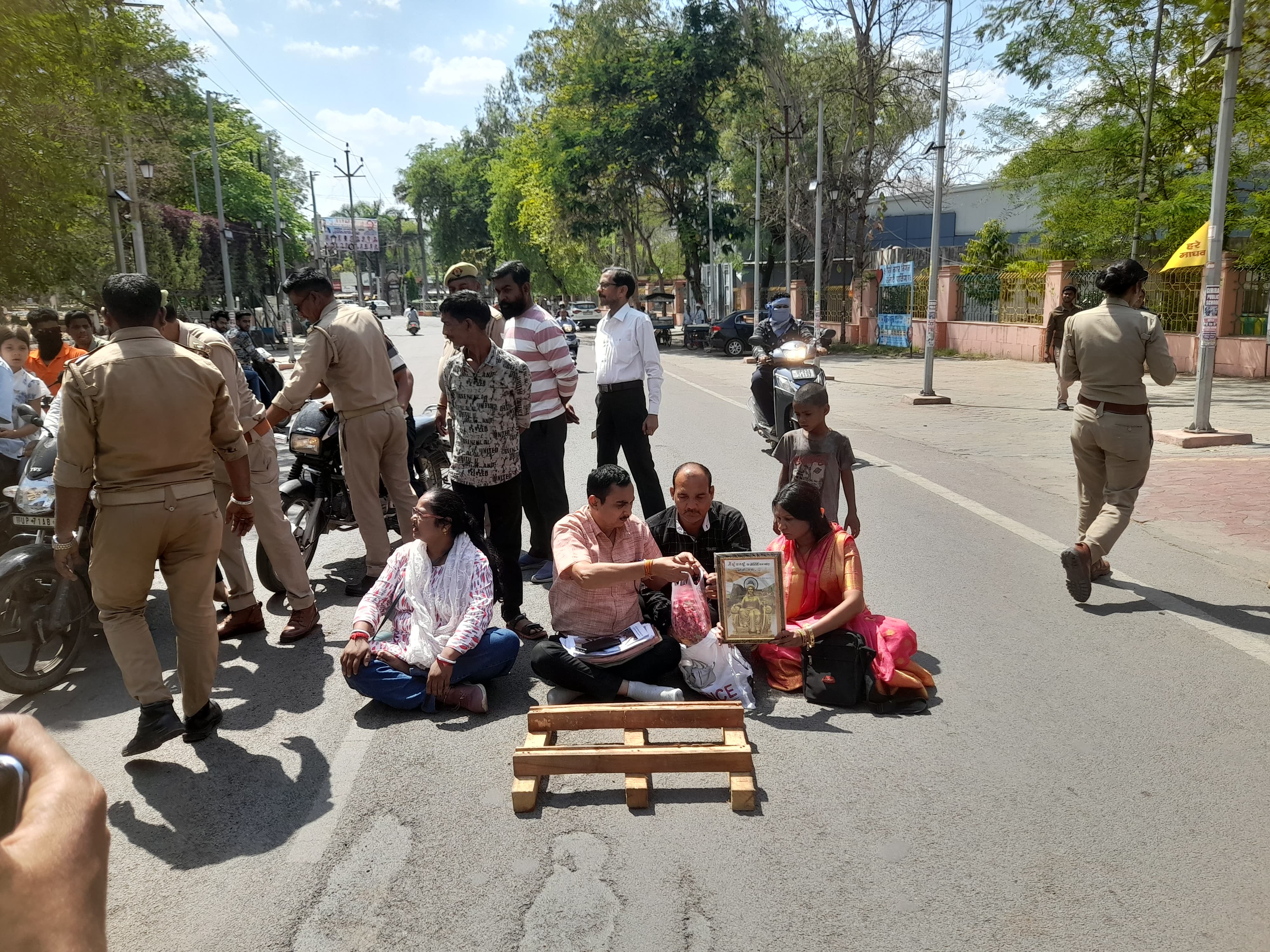 धरने पर बैठे लोग