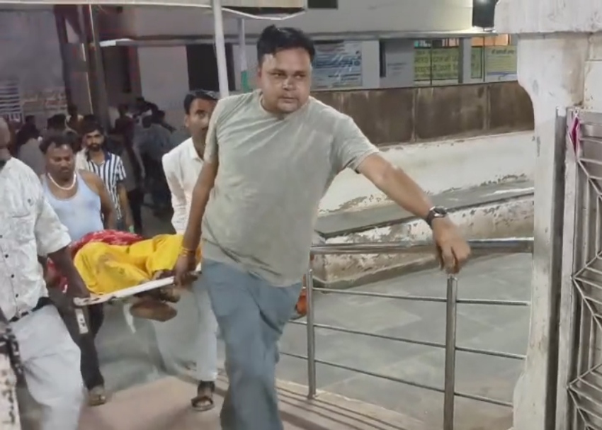 सड़क हादसे के बाद पटले ट्रेक्टर ट्रॉली, अस्पताल में भर्ती घायल,