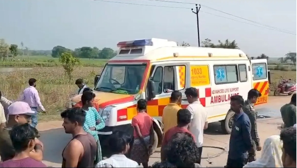 दुर्घटना ग्रस्त टेम्पो और घायलों को एंबुलेंस से लेजाते