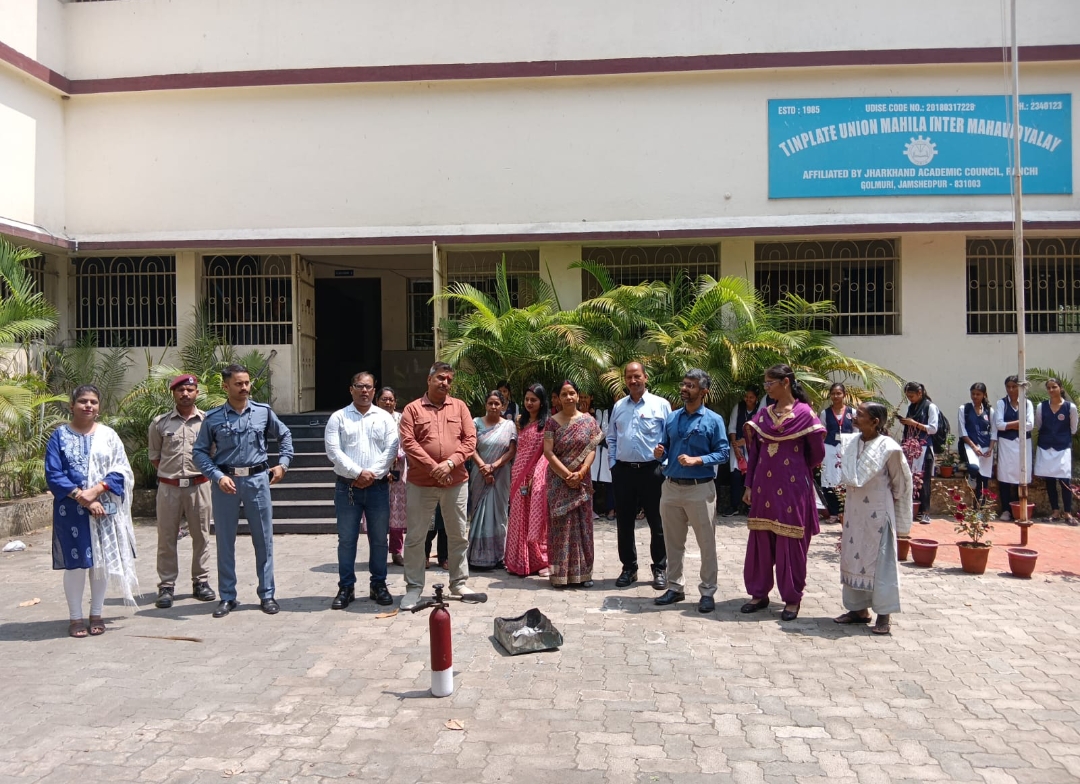 अग्नि सुरक्षा की जानकारी देते कंपनी के कर्मचारी अग्नि सुरक्षा की जानकारी देते कंपनी के कर्मचारी