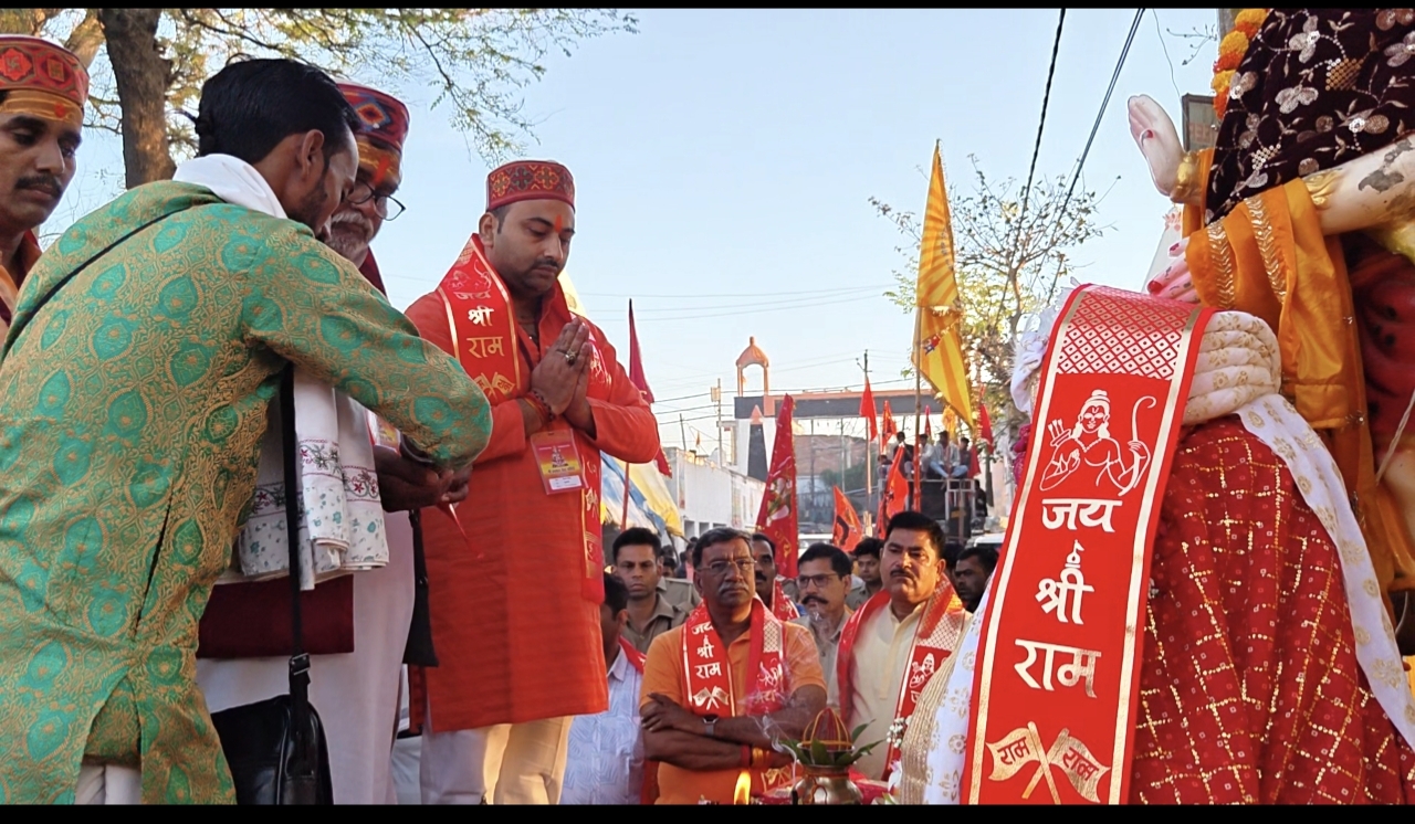 पूजन करते हुए