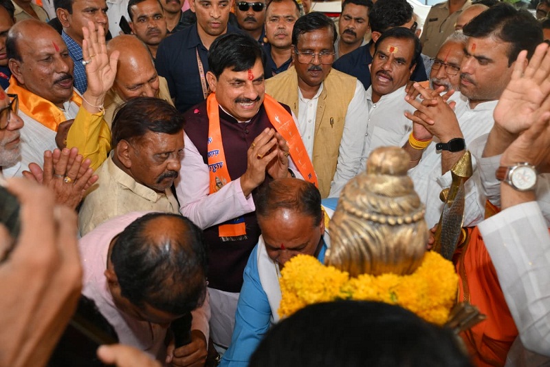 मुख्यमंत्री ने जैन संत जिनेन्द्र महाराज से लिया आशीर्वाद