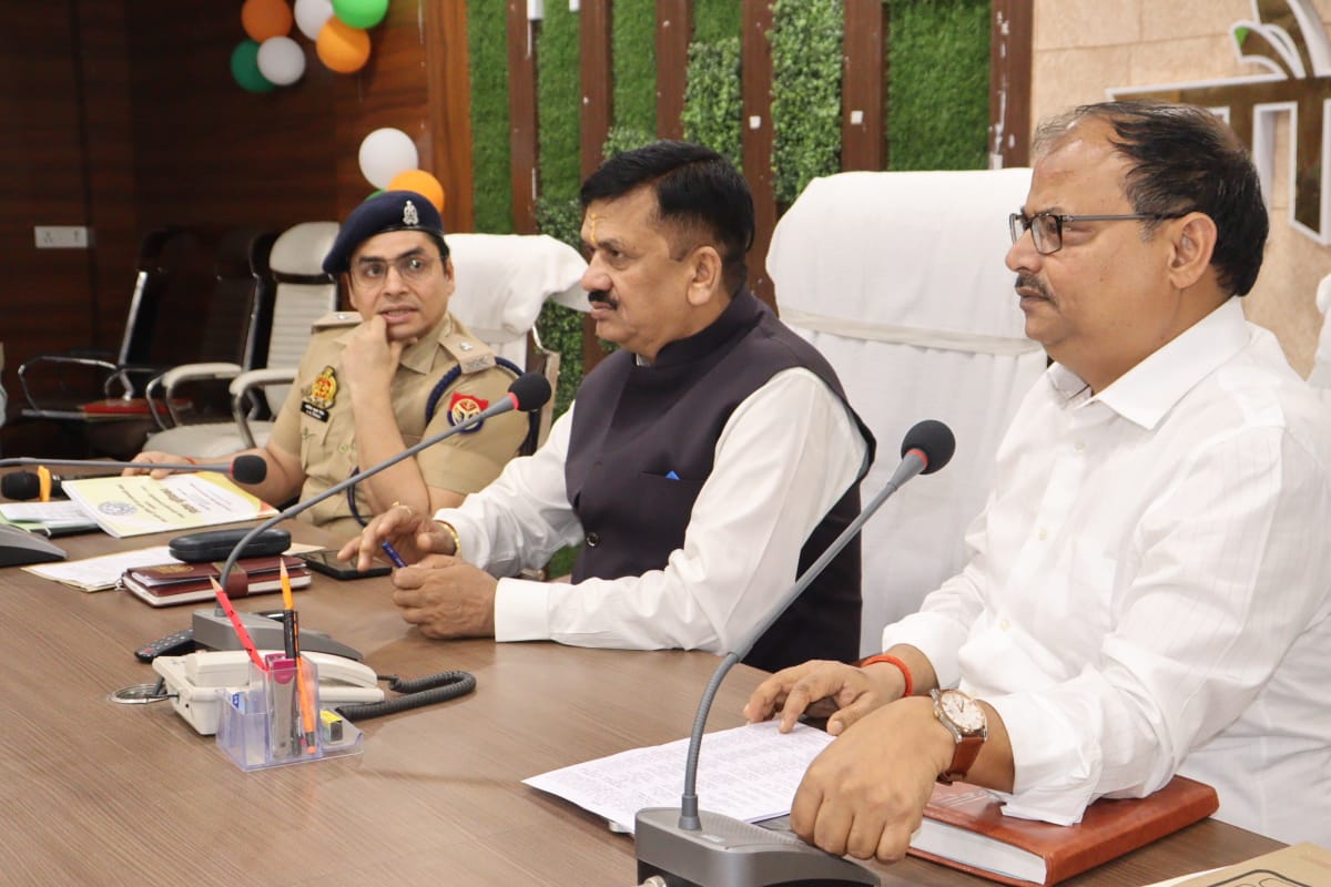 होमगार्ड भर्ती परीक्षा को लेकर बैठक करते हुए जिलाधिकारी डॉ दिनेश चंद्र सिंह