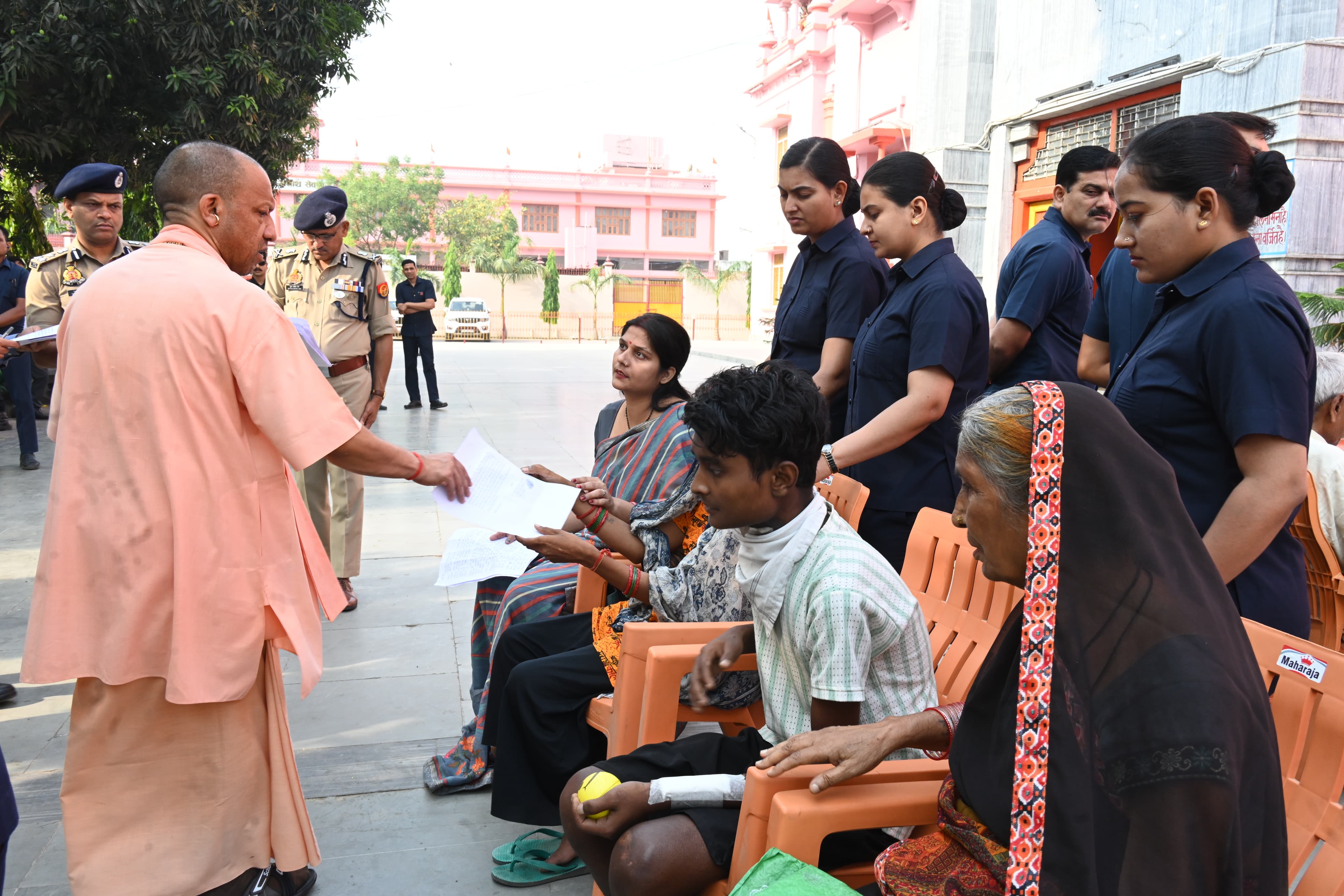 200 लोगों की समस्याएं सुनीं सीएम योगी ने, समाधान के लिए अधिकारियों को दिए दिशानिर्देश*
