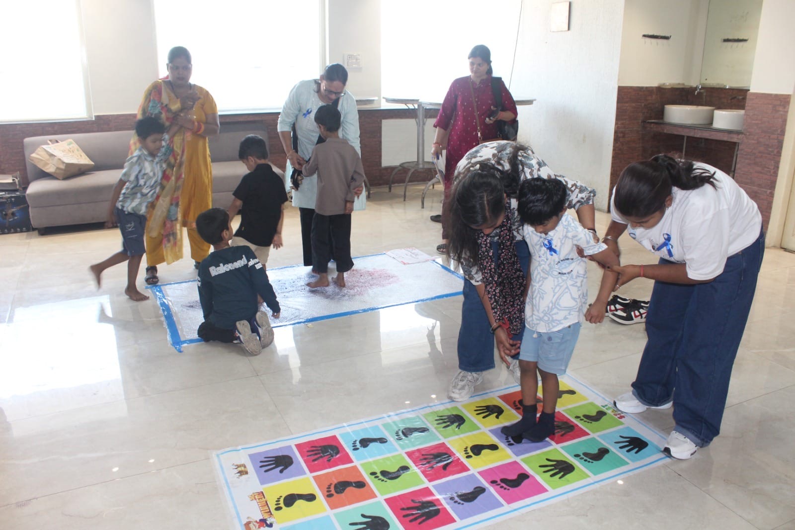 बरेली में विश्व ऑटिज्म जागरूकता दिवस पर आयोजित कार्यक्रम में दीप प्रज्ज्वलित करते अतिथि और मौजूद अभिभावक।