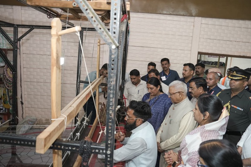 राज्यपाल ने मांडू में जानी बाघ प्रिंट की बारीकियां