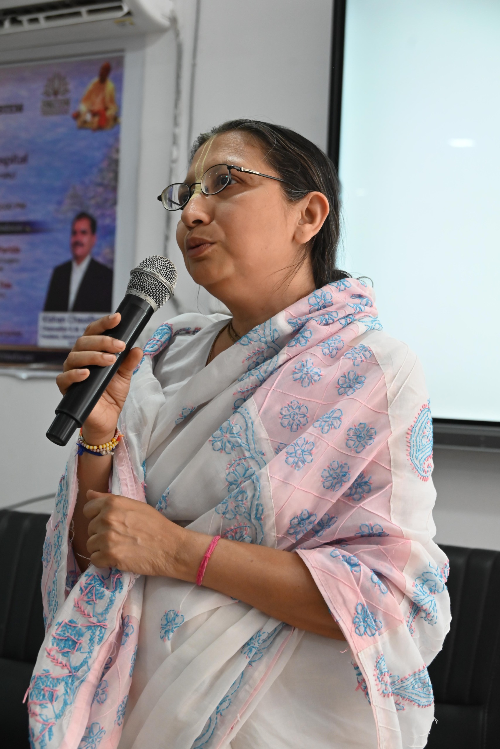 हरे कृष्ण हरे राम के महामंत्री में संकीर्तन करते हुए केएम के छात्र-छात्राएं